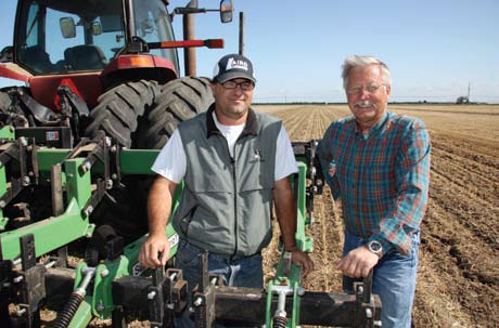 Farmer Dino Giacomazzi (left) and Jeff Mitchell (right), implementing conservation tillage practices. (photo: John Stumbos / UC Davis)